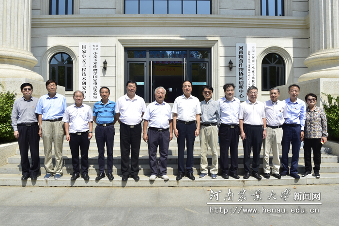 武维华与农学院专家教授代表交流 武维华与农学院专家教授代表交流