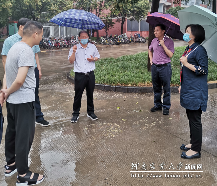 副校长介晓磊查看校园环境建设情况 64532