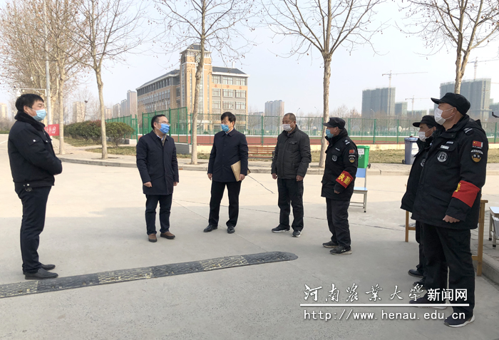 尚富德向工作人员了解值班值守情况 尚富德向工作人员了解值班值守情况