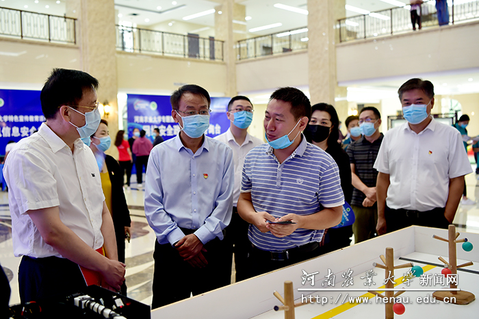 与会领导观摩网络协同采摘机器人表演 与会领导观摩网络协同采摘机器人表演