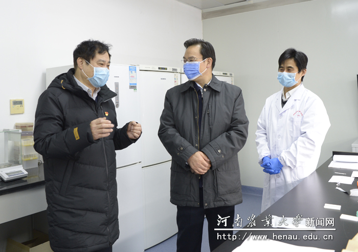 孔昌生听取张改平介绍实验室建设情况 孔昌生听取张改平介绍实验室建设情况
