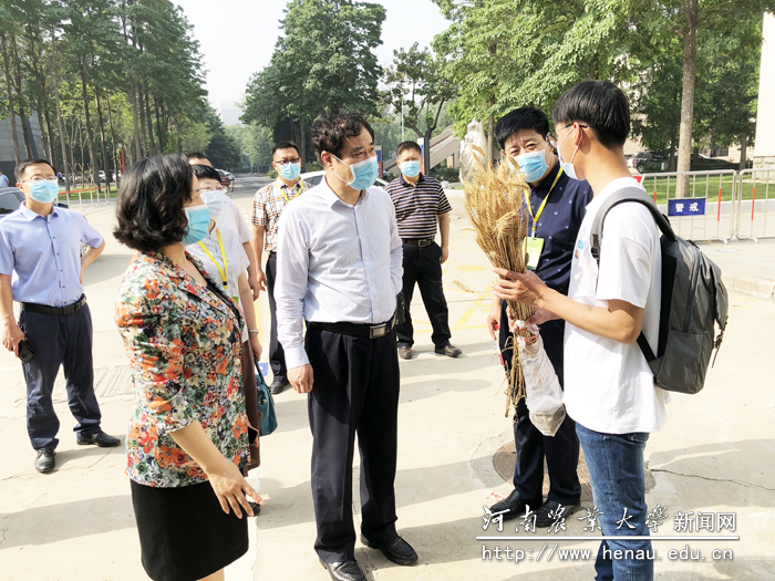 校长、中国工程院院士张改平,副校长尹新明在文化路校区了解学生返校情况 61894