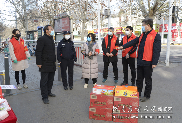 校党委副书记、工会主席李成吾看望慰问党员志愿者、社区工作人员和警务人员